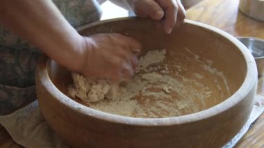 Evde udon eriştesi yapan bir kadın.