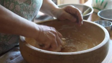 Evde udon eriştesi yapan bir kadın.