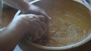 Evde udon eriştesi yapan bir kadın.