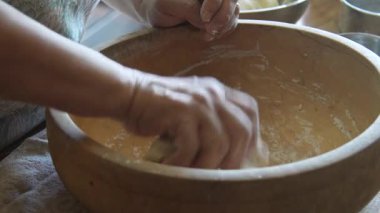 Evde udon eriştesi yapan bir kadın.