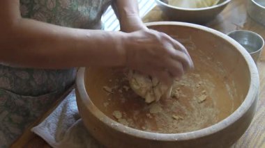 Evde udon eriştesi yapan bir kadın.