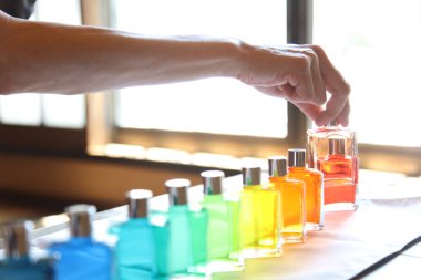 Renkli şişe ve aroma yağı kullanan bir atölye.