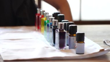 Renkli şişe ve aroma yağı kullanan bir atölye.