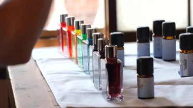 Renkli şişe ve aroma yağı kullanan bir atölye.