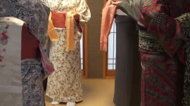 Kimono deneyen bir kadın.