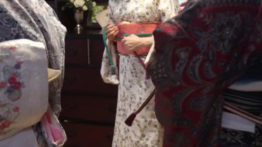 Kimono deneyen bir kadın.