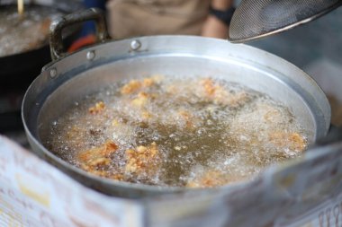 Büyük bir tencerede kızarmış tavuk.