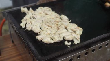 Demir bir tabakta ızgara tavuk derisi.