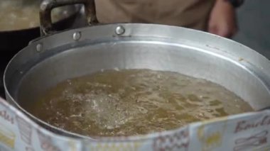 Büyük bir tencerede kızarmış tavuk.