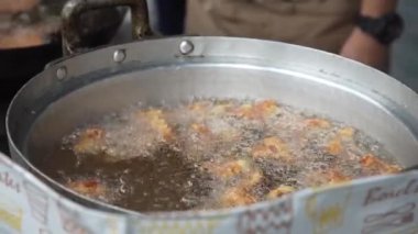 Büyük bir tencerede kızarmış tavuk.