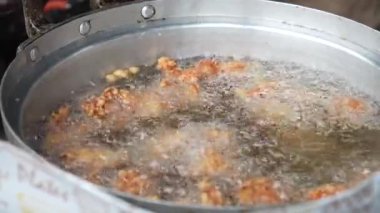 Büyük bir tencerede kızarmış tavuk.