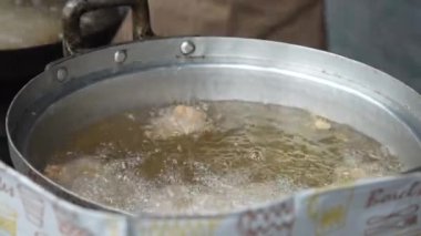 Büyük bir tencerede kızarmış tavuk.