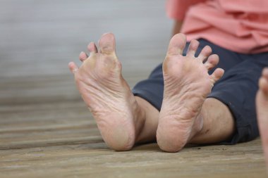 bacak egzersizleri yapıyor kadın