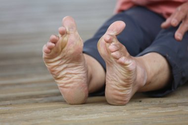 bacak egzersizleri yapıyor kadın