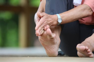 Kadının ayak masajı yapması