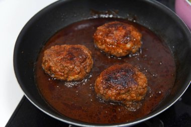 Haşlanmış hamburger bifteği nasıl yapılır?