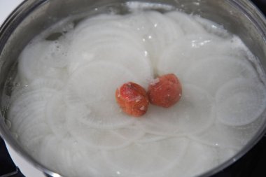 Dilimlenmiş turp ve haşlanmış erik turşusu.