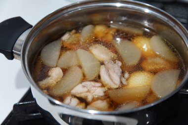 Turp ve tavuk yahnisi yapıyorum.