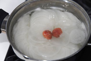 Dilimlenmiş turp ve haşlanmış erik turşusu.