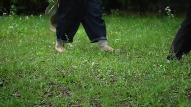 Dağ yolunda yalınayak yürüyen bir kadın.