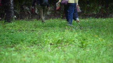 Dağ yolunda yalınayak yürüyen bir kadın.
