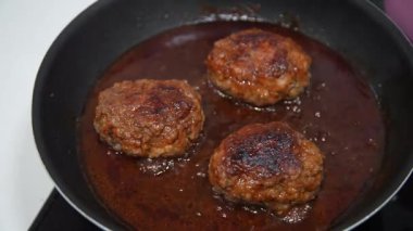 Haşlanmış hamburger bifteği nasıl yapılır?