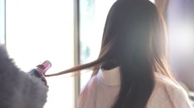 Saç ve makyaj yapan bir kadın.