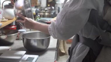 Tatlı yapan bir kadın