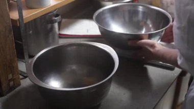 Tatlı yapan bir kadın