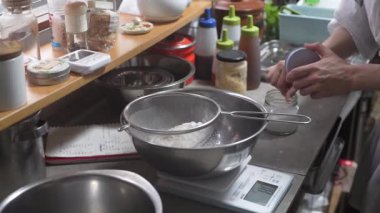 Tatlı yapan bir kadın