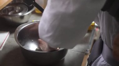 Tatlı yapan bir kadın