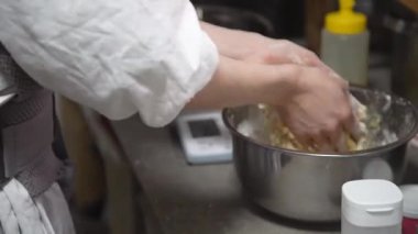 Tatlı yapan bir kadın