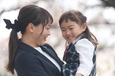 gülümseyen ebeveyn ve çocuk