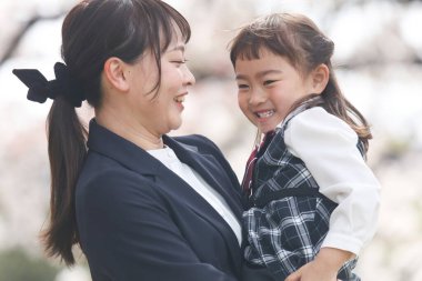 gülümseyen ebeveyn ve çocuk