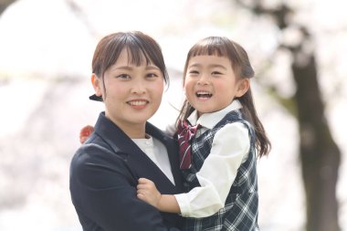 gülümseyen ebeveyn ve çocuk