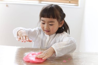 Kız balçıkla oynuyor