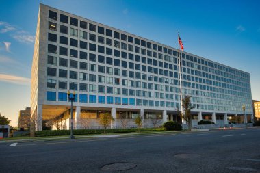 Kırmızı bulutlu gün batımı.