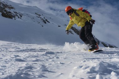 Erkek snowboard üzerinde