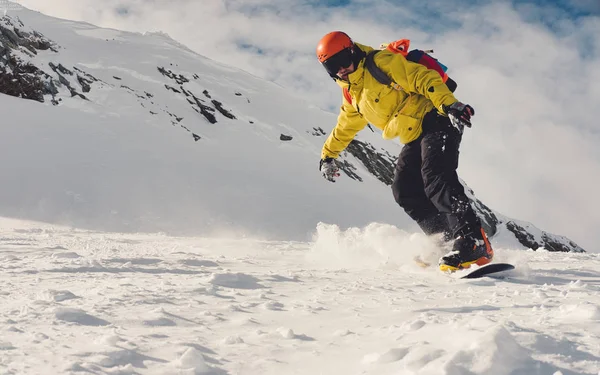 Erkek snowboard üzerinde