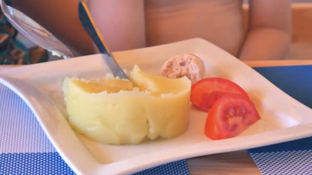 Una cuchara de mujer recoge puré de papas con tomates y alimenta al bebé . — Vídeo de stock