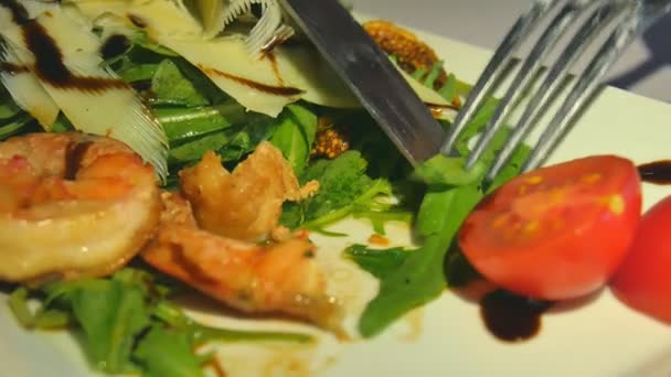 沙拉火箭干酪, 虾, 西红柿, 无花果和胡椒粉. — 图库视频影像