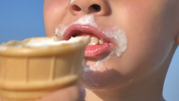 Niño hambriento comiendo helado en la playa del mar. La cara de los bebés está untada con helado. . — Vídeos de Stock