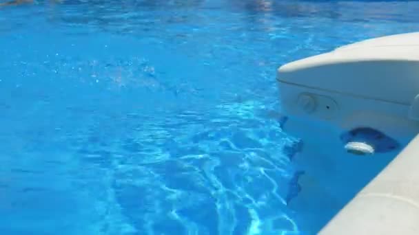 Servicio y mantenimiento de la piscina. Funcionamiento del filtro, filtro de agua. Limpieza de la piscina . — Vídeos de Stock