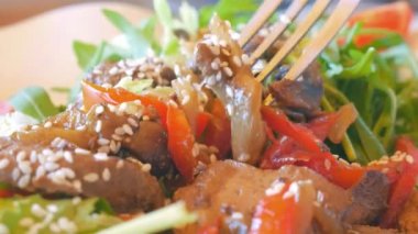 Salata susam, fesleğen ve Bulgar biber karaciğer bir kabak salatası üzerinde yalan.