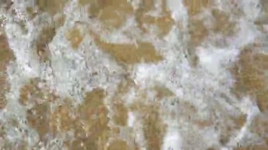 Deniz kıyısında. Su dalgalar deniz kabukları üzerinde sand.the dalgalar sıçrama üzerinde kapak.