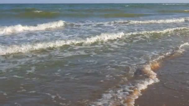 Smutsiga havet efter en havet storm. — Stockvideo