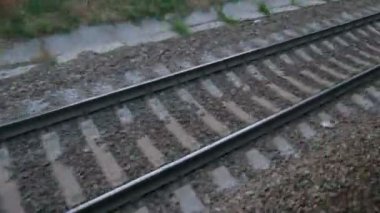 Kamera raylar gece demiryolu taşır. Sorunsuz döngü.