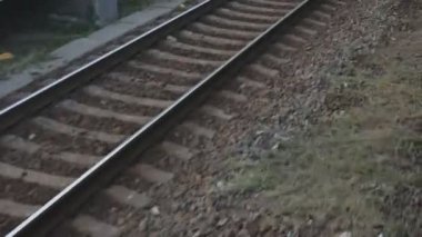 Kamera raylar gece demiryolu taşır. Sorunsuz döngü.