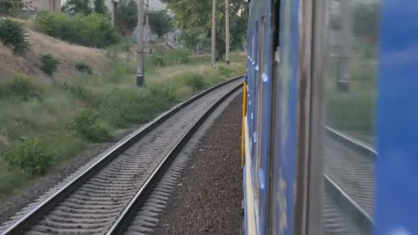 相机沿着铁路, 夜间在铁轨上移动。无缝回路. — 图库视频影像