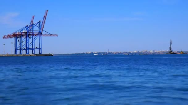 Time-lapse una vista su Odessa Sea Trade Port sulla costa del Mar Nero. Gru da carico portali e navi da carico su sfondo cielo pastello . — Video Stock